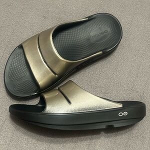 OOFOS Women's Sandals in Gold and Black